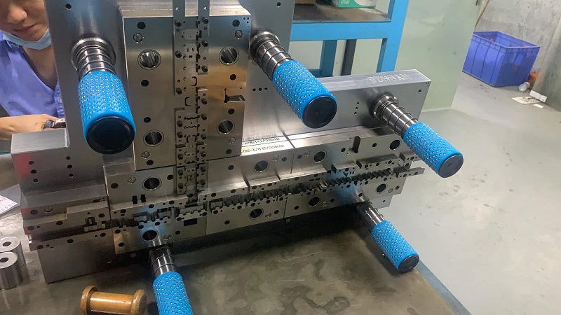 Precision guide pillar and cam-driven stamping die structure