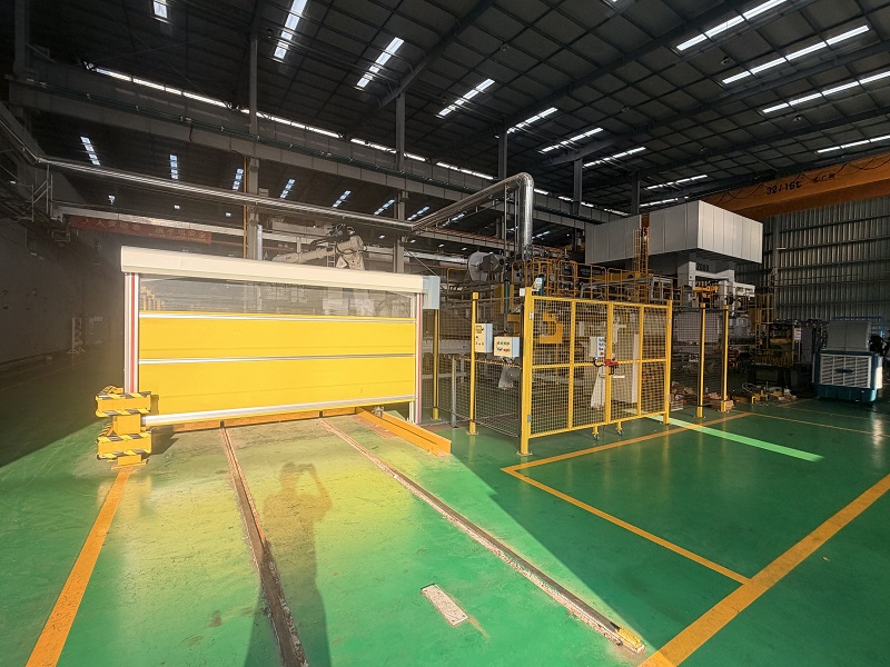 Hot forming production line with heating furnace, press and automated transfer